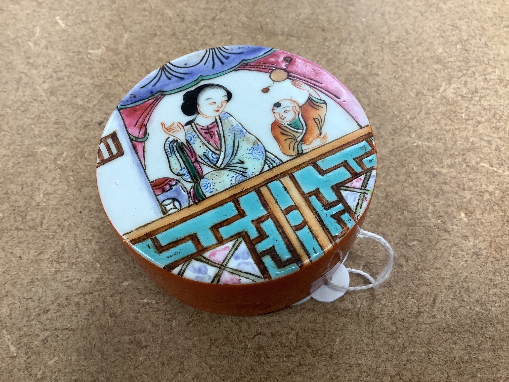 A Chinese famille rose porcelain circular box and cover, diameter 6cm